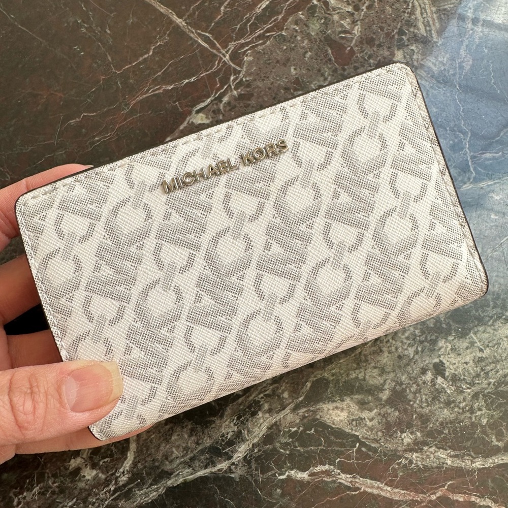 NWT Michael Kors Empire Medium Bi-Fold Wallet